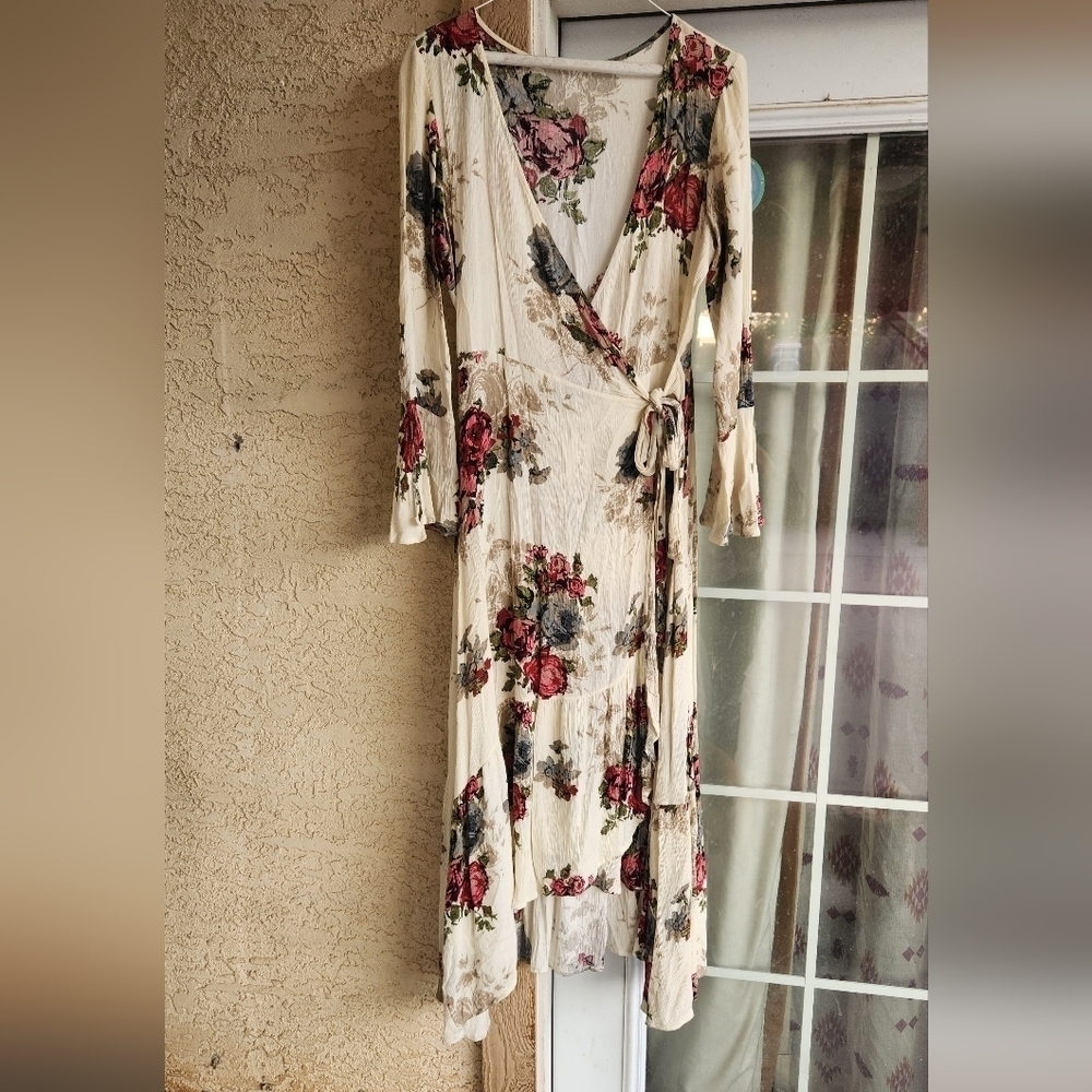JOLENE FLORAL RUFFLE SIDE WRAP MAXI‎ DRESS IN NATURAL - Picture 4 of 5